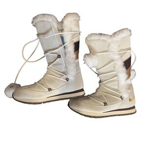 VINTAGE NIKE snow/ski boots in color cream with gold and brown with pompoms